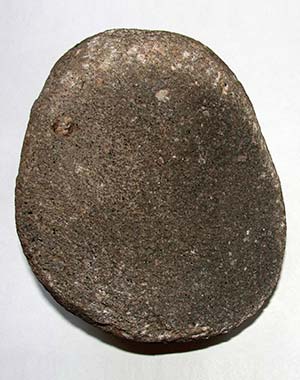 Mano de molienda de hace 4500 años encontrada en la zona de Antofagasta de la Sierra, puna de Catamarca. Mide unos 12cm de alto.