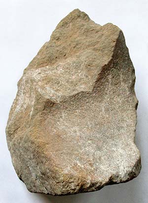 Fragmento de molino de hace 3500 años encontrado en la zona de Antofagasta de la Sierra, puna de Catamarca. Mide unos 15cm de alto.