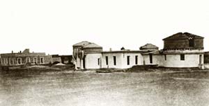 Primer edificio del Observatorio Nacional Argentino, ubicado en las afueras de la ciudad de Córdoba. Fotógrafo desconocido, 1871. Fue demolido en la década de 1920 para levantar en el mismo predio el observatorio actual.