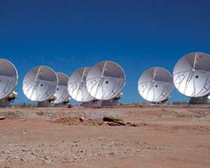 Antenas de 12m del Atacama Large Millimeter Array (Alma) ubicadas a 5000m de altura en el norte de Chile. Como primera etapa del proyecto argentino-brasileño Llama, se instalará una antena similar en Salta, a 4800m. Foto Vertex 