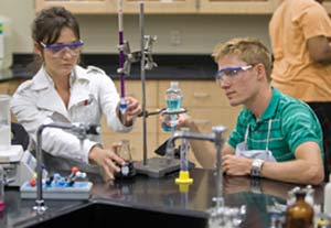 El clásico laboratorio de química, que hoy se mantiene hasta cierto punto en ámbitos escolares, es un mundo de tubos de ensayo, retortas y mecheros de Bunsen, como el que muestra la foto, usado en cursos universitarios iniciales. 