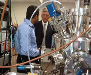 En muchas de las ramas contemporáneas de la química, los laboratorios no se asemejan al que muestra la ilustración anterior y consisten en complejos instrumentos que recurren fuertemente a la electrónica, como este del Center for Integrative Nanotechnology Sciences, de la Universidad de Arkansas en Little Rock.