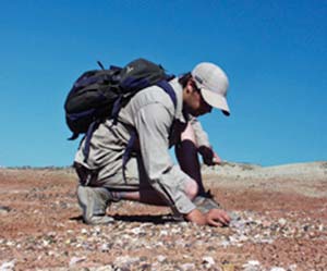 El futuro de la paleontología descansa en la colección de nuevos fósiles, como los de pequeños mamíferos que busca este joven paleontólogo de campo en el árido paisaje patagónico.