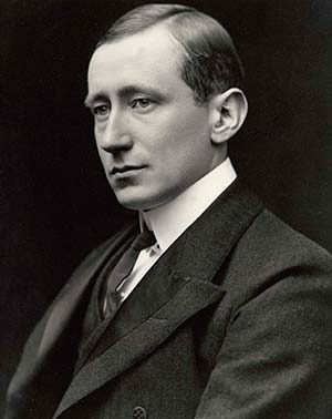 Guglielmo Marconi (1874-1937), quien, en 1899 envió por primera vez mensajes por telegrafía inalámbrica a través del canal de la Mancha e inauguró así la utilización práctica de las ondas de radio. Recibió por ello el premio Nobel de física de 1909.