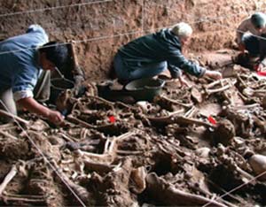 Excavación del Equipo Argentino de Antropología Forense de una fosa común en el cementerio de San Vicente, Córdoba, 2003, que contenía los restos de decenas de ‘desaparecidos’ durante la dictadura militar de 1976-1983. Foto EAAF