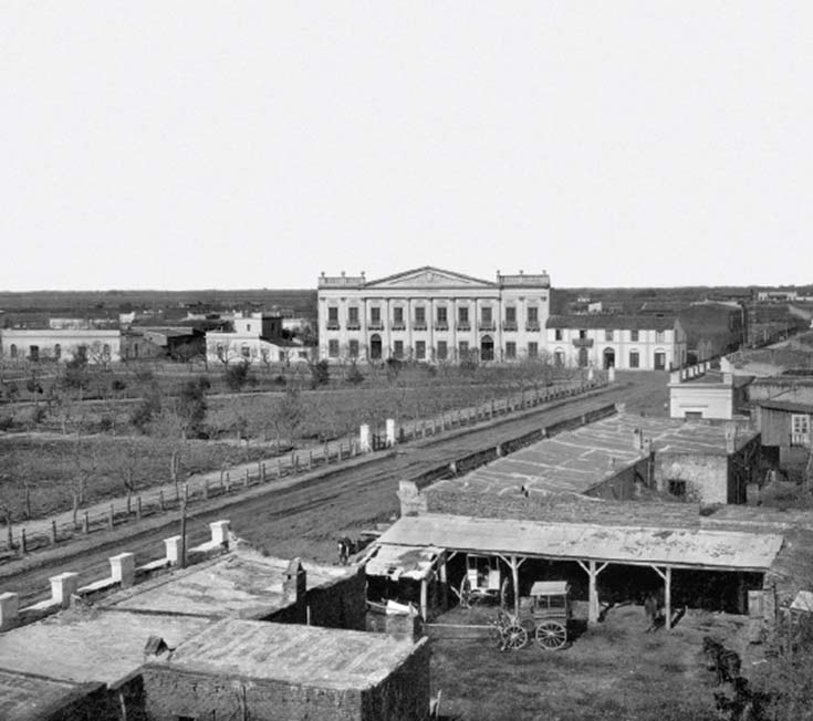 Plaza y Palacio Municipal de Esperanza. Foto de Samuel Boote, 1885, álbum Ferrocarril de Santa Fe a las colonias del norte, Instituto Buschiazzo (FADU, UBA). El edificio municipal se inauguró en 1883.