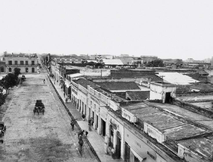 Vista de Tucumán. Foto de AW Boote & Cía, ca. 1895, colección D Sirinian, tomada mirando al norte desde una torre de la Catedral. A la izquierda, la plaza Independencia, al final de la cual cruza la calle Las Heras (hoy San Martín).