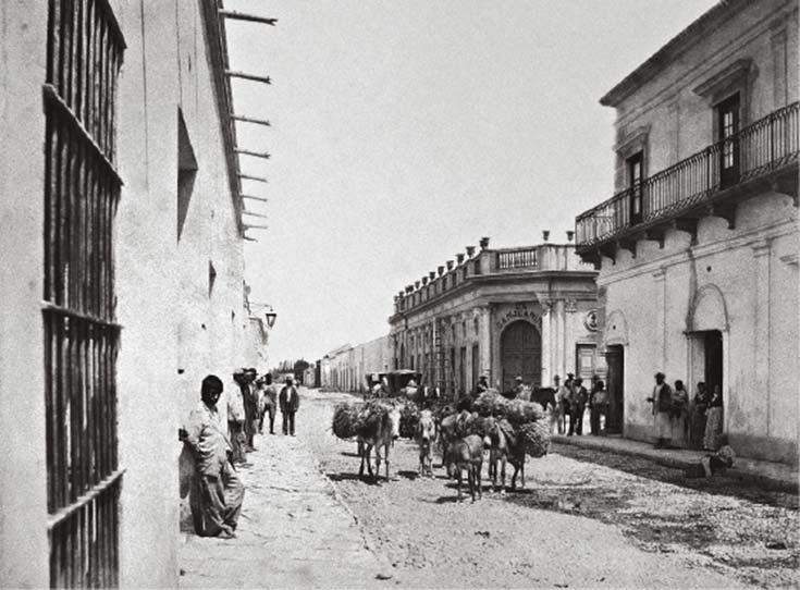 Calle Tucumán en la esquina de Buenos Aires, San Juan. Foto de Christiano Junior, 1880, archivo provincial, Mendoza.