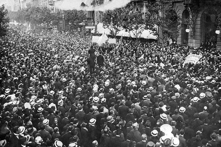 Manifestación de noviembre de 1917 ante el diario La Prensa, en la avenida de Mayo, en solidaridad con Italia. Foto AGN