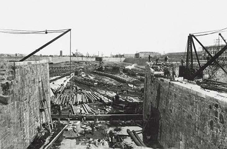 Puerto Madero en construcción. Foto de Samuel Rimathé, ca. 1890, Biblioteca Manuel Gálvez. Muestra las obras del dique 2 y da una idea gráfica de la magnitud del esfuerzo.