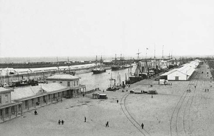 Puerto Madero. Foto de Samuel Rimathé, ca. 1890, Museo Mitre. Es el dique 1. Se puede deducir que había sido habilitado no mucho tiempo antes.