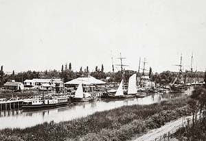 Puerto de Tigre. Foto de Esteban Gonnet 1866, The New York Public Library. Después del Riachuelo, el segundo amarradero protegido cercano a Buenos Aires estaba en Tigre. Con el tiempo ambos fueron vinculados por ferrocarril a la capital.