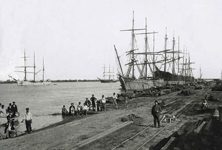 Embarque de rollizos de quebracho en el puerto de Colastiné, Santa Fe. Foto de Bartolomé Corradi, ca. 1904, colección Edmundo Corradi.