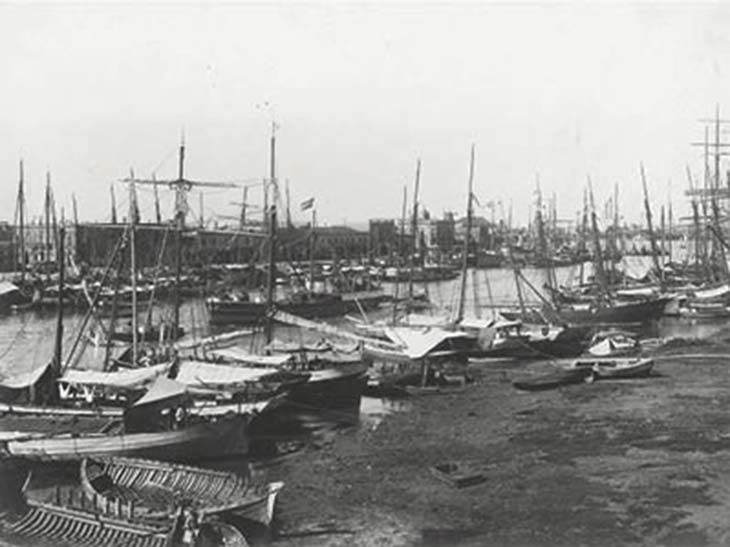 La Boca. Foto de Samuel Rimathé, ca. 1895, Museo Mitre. Tomada desde la margen izquierda mirando aguas arriba en momentos en que los mayores buques de ultramar ya podían usar el parcialmente habilitado Puerto Madero.