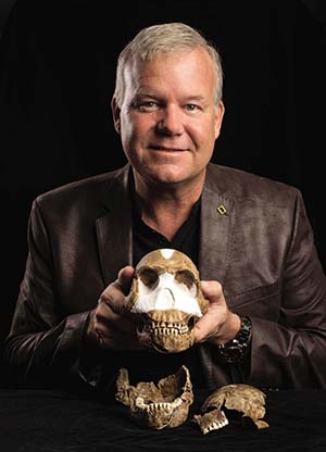 Lee Berger, uno de los descubridores de Homo naledi, con algunos de los fósiles encontrados. Foto Universidad de Witwatersrand