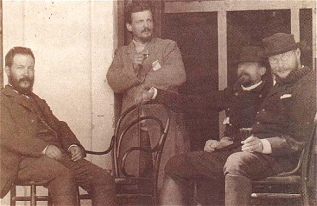 Durante una expedición al Chaco, el fotógrafo Lucio Correa morales tomó esta fotografía, en la que aparecen Ameghino (izquierda), Eduardo L. Holmberg (de pie) y Federico Krutz (derecha con una copa en la mano)