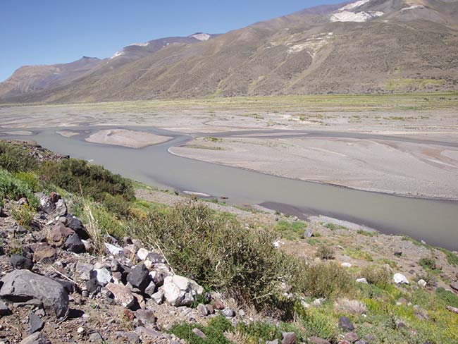 El río Atuel en la zona de El Sosneado, a unos 120km al suroeste de San Rafael, Mendoza. Foto Alejandra Cartamil