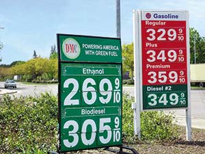 Aviso de una estación de servicio de Sacramento, California, que ofrece explícitamente bioetanol y biodiésel. Los precios están en centavos de dólar por galón (3,8 litros). Adviértase que en ese momento (mayo de 2010) el etanol se vendía allí 18% más barato que la nafta común.