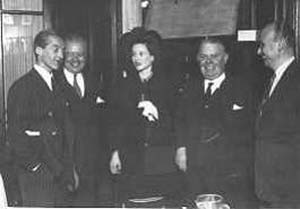 En el día de la inauguración del instituto -3 de noviembre de 1947- posa, de izquierda a derecha, Luis F. Leloir, Juan Lewia, Amelia Zuberbühler de Leloir,  Jaime Campomar y Hugo Chiodi.