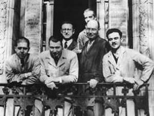 En el balcón de la izquieda de la casa de Julián Alvarez, de izquierda a derecha, Enrico Cabib, Raúl Trucco, Carlos E. Cardini y José L. Reissig. Detrás Alejandro C. Paladini y Luis F. Leloir, semioculto. (1954)