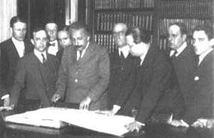 Fig. 9 Albert Eistein en la biblioteca de La Prensa, Buenos Aires, 1925.