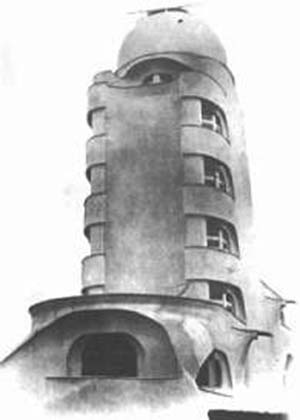 Fig. 11. Detalle de la torre Einstein luego de algunas reformas realizadas en 1927, pro las que resultaron algo incongruentemente enfatizadas ciertas aristas por medio de protecciones de chapa galvanizada.