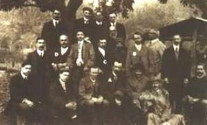 Fig 3. Encuentro entre las expediciones brasileña, inglesa y norteamericana, en Passa Quatro, en 1912. Están presentes Enrique Morize (A), Arthur Eddington (B), Charles Davidson (C), y el norteamericano H. Lee (D), entre otros.