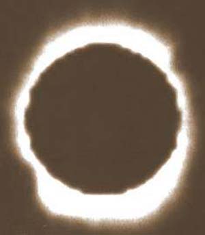 Fig 8. El eclipse solar producido en Sobral, en una de las fotografías que permitieron comprobar la teoría de la relatividad general de Einstein, que cambió el rumbo de la física.