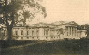 Edificio del Museo de La Plata desde el parque del Jardín Zoológico.