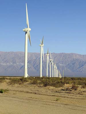 Turbinas del parque eólico Arauco, inaugurado en 2011, unos 100km al norte de la ciudad de La Rioja y gestionado por una empresa del gobierno de la provincia (75%) y de ENARSA (25%). Las torres miden unos 80m y cada pala unos 40m.