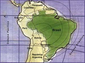 Fig 5. Trayectoria del eclipse de 1919 en el territorio brasileño, según el estudio elaborado por Henrique Morize. Las tres lineas paralelas que cruzan el país de izquierda a derecha indican el centro del trayecto y los límites del área donde el eclipse fue total. La observación se produjo en Sobral, Ceará (a la derecha, en  el final de la trayectoria)