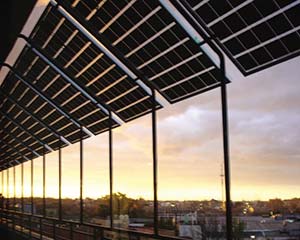 Paneles fotovoltaicos instalados en forma de alero en un edificio del Centro Atómico Constituyentes, de la CNEA.
