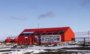 Paneles fotovoltaicos instalados en el techo de un edificio de la base antártica Vicecomodoro Marambio, a 64° de latitud, a escasa distancia al norte del círculo polar.