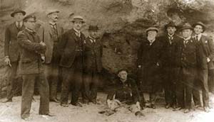 Figura 1. Lorenzo Parodi, sentado en el centro, con una de las comisiones de especialistas destacada para constatar sus hallazgos (fotografía de 1920 conservada en el museo municipal de Historia y Ciencias Naturales de Miramar).
