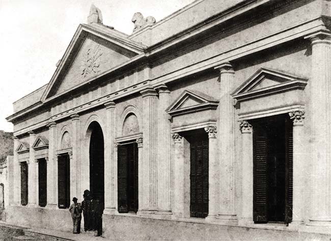 Frente que reemplazó al de la casa colonial en 1875, cuando gran parte de ella fue demolida (sin afectar el salón de la jura) y en el predio se instaló el Correo. La foto data de alrededor de 1885