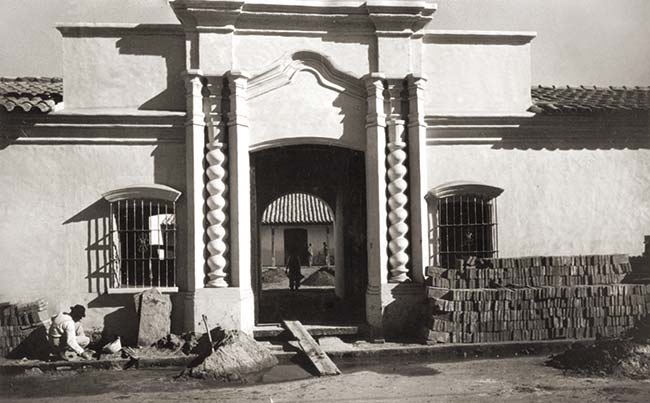 La casa de la independencia en plena labor de retrotraerla a su apariencia colonial, 1943.