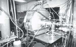 Fig 3 Vista del equipo utilizado por el grupo de investigaciones de la Colorado State University. Se aprecia el cilindro, esquematizado en la figura 4 que contiene al capacitor, así como el tubo de vacío a la salida del capilar donde ocurre la descarga, por el que viaja el haz láser de rayos X.