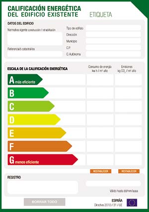 Figura 3. Etiqueta que sigue las normas de la Unión Europea (versión usada en España) para calificar la eficiencia energética de una vivienda. Requiere que se indique en forma explícita el consumo energético expresado en unidades de energía (kWh) por m2 cubierto y por año, así como las emisiones de efecto invernadero, expresadas en kg de CO2 por m2 y por año. En la Argentina, la norma IRAM 11.900 se ajusta a los mismos lineamientos.