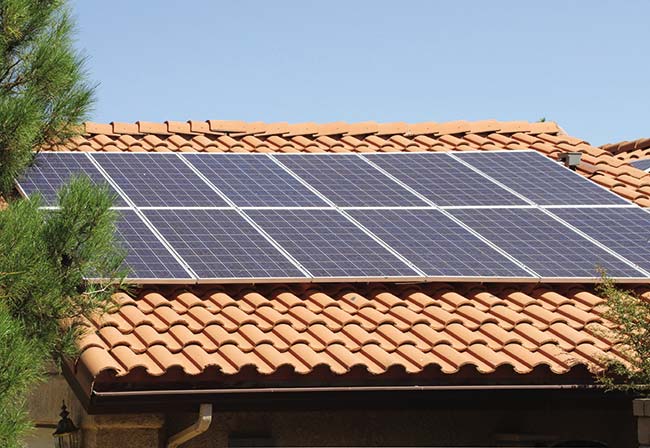 Paneles solares fotovoltaicos instalados en el techo de una vivienda.