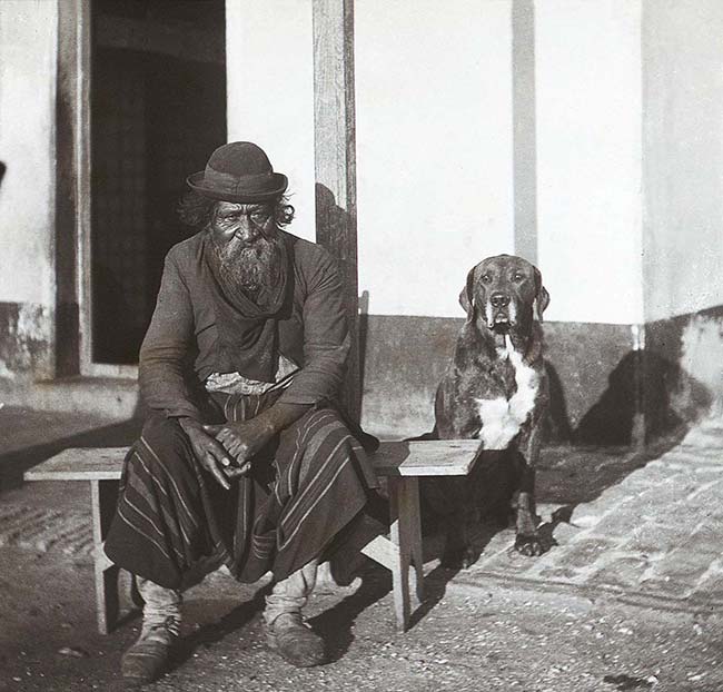 Fotógrafo no identificado (SFAdeA), Gaucho y perro, ca. 1895. Archivo General de la Nación