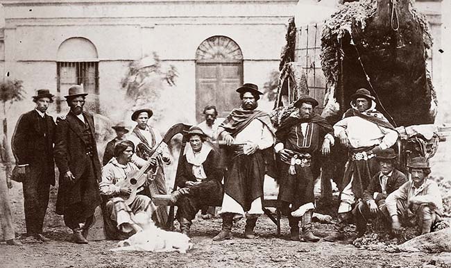 Fotógrafo desconocido, Gauchos (costumi del campo), ca. 1866. Álbum Vedute di Buenos Aires, colección Ediciones de la Antorcha. 