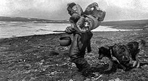 Esquimal o iniut acompañado por un perro, norte de Canadá, 1915. Foto KG Chipman, Biblioteca del Congreso de los Estados Unidos.