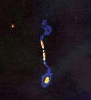 Imagen de radio del objeto 3C449, donde pueden observarse el núcleo y un par de jets emitidos en direcciones opuestas.