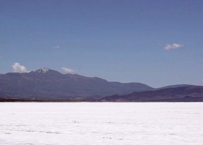 Salinas Grandes, Jujuy. Al fondo se observa el cerro Chañi nevado.