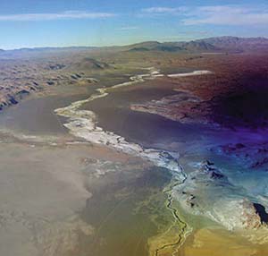 Fotografía aérea del río del Salar del Hombre Muerto, límite entre Salta y Catamarca.