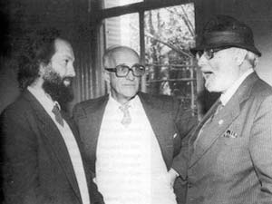 Gamboa Saraví (izq.), Bollini y Abdus Salam en la Universidad Nacional de la Plata en ocasión de conferirse a este último el título de Dr. Honoris Causa (1986).