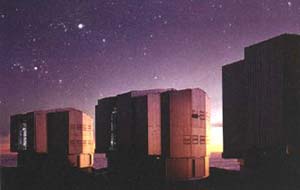 Tres de los cuatro edificios que albergan a los telescopios del VLT (VerV Large Telescope> que un consorcio de universidades europeas opera en el Cerro Paranal, Chile. Foto: © ESO, European Southern Observatory.