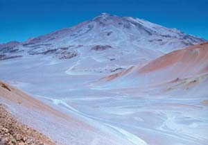  El volcán Socompa, en el límite de Salta y Chile. Se observan numerosas coladas lávicas y depósitos de cenizas volcánicas.